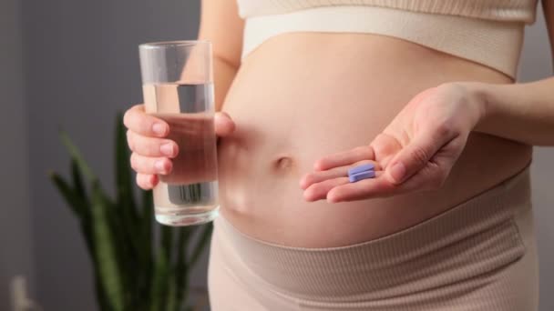 Gezondheidszorg Behandeling Supplementen Onherkenbare Zwangere Vrouw Met Pillen Glas Water — Stockvideo