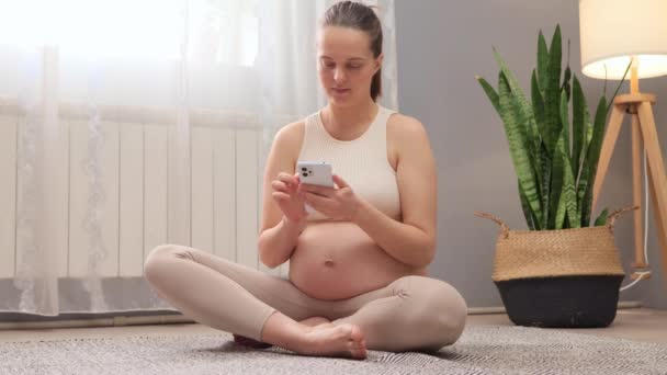 Sonriendo Hermosa Mujer Embarazada Sosteniendo Móvil Haciendo Compras Línea Futura — Vídeos de Stock