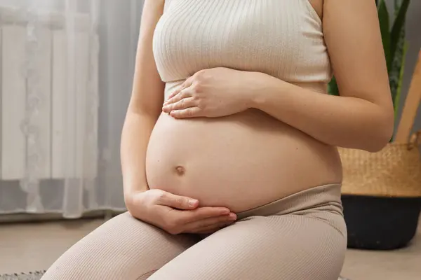 Unrecognizable Pregnant Woman Wearing Beige Clothing Sitting Floor Living Room — Stock Photo, Image