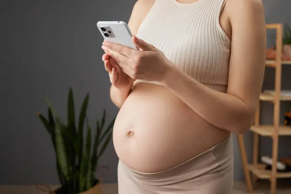 Unrecognizable Pregnant Woman Bare Belly Standing Home Interior Holding Smartphone — Stock Photo, Image
