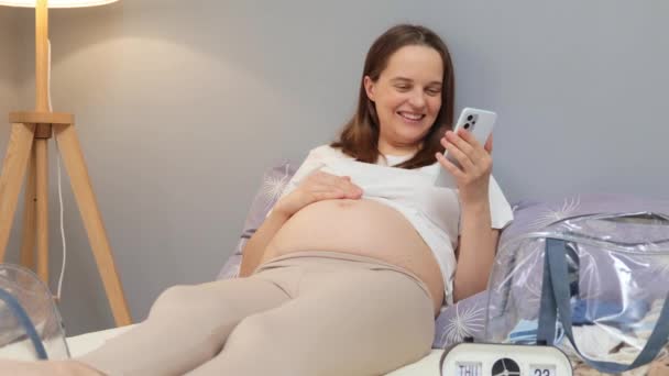 Vrolijke Positieve Vrolijke Zwangere Vrouw Het Dragen Van Casual Kleding — Stockvideo