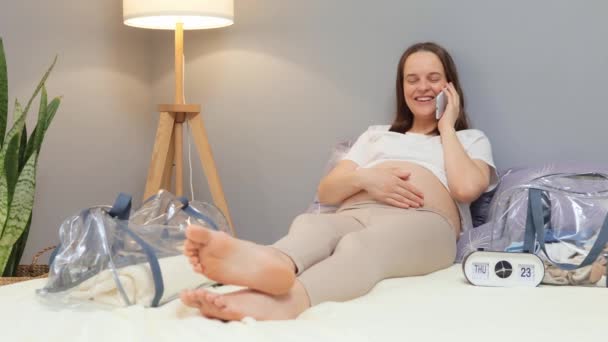사람들 행복한 여성은 미래의 아기에 말하는 그녀의 맨발의 커뮤니케이션을 즐기는 — 비디오