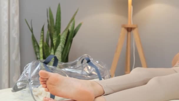 Uvolněná Těhotná Žena Balenou Taškou Pro Porodnici Ležící Doma Posteli — Stock video