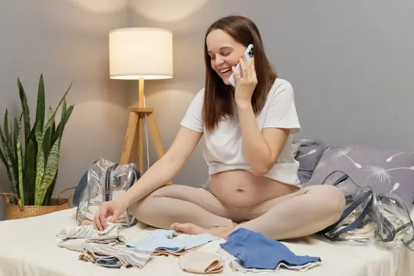 Kehamilan Komunikasi Dan Pembibitan Happy Caucasian Brown Haired Pregnant Young — Stok Foto