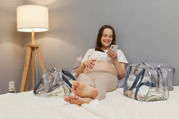 Cheerful Adorable Pregnant Woman Bare Belly Using Mobile Phone While — Stock Photo, Image