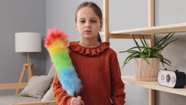 Kind Hilft Beim Putzen Mädchen Helfen Bei Der Hausarbeit Reinigungsroutine — Stockvideo