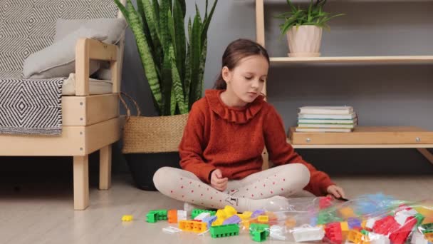 Детская Космическая Организация Маленькая Девочка Убирает Игрушки Дома Собирая Красочные — стоковое видео