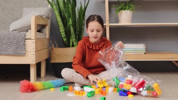 Kaukaski Senny Ziewanie Mała Dziewczynka Sprzątanie Jej Zabawki Domu Pilnie — Wideo stockowe