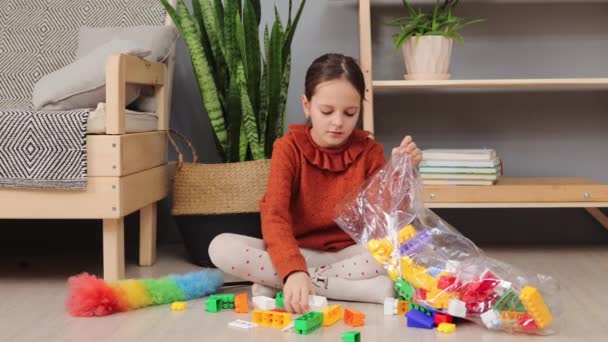 Mała Dziewczynka Sprzątanie Zabawek Domu Starannie Zbierając Kolorowe Bloki Budowlane — Wideo stockowe