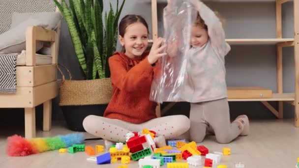 Dzieci Bawiące Się Zabawkami Dwoje Dzieci Cute Girl Jej Zabawna — Wideo stockowe
