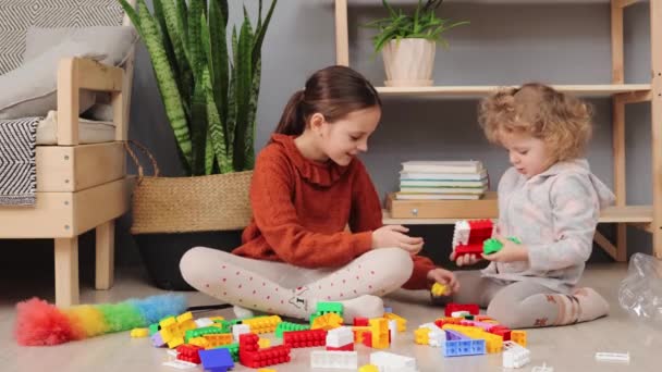 Peuterblok Spelen Kinderbouwspel Baby Bouwstenen Meisje Creatief Spel Grappige Kleine — Stockvideo