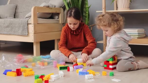 有创意的玩方块 孩子五彩缤纷的创作女孩的教育游戏 全神贯注的幼儿小女孩 姐姐在家和五颜六色的建设者玩耍 — 图库视频影像