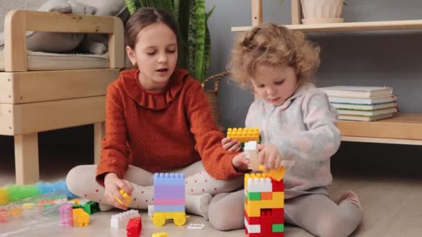 Kinderbouwspel Creatieve Speeltijd Met Blokken Betrokken Bij Interessant Spel Kleine — Stockvideo