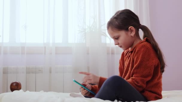 スマートフォンの子供 テクノロジーを使った子供たち Calm 小さな 女の子 ベッド 彼女の ベッドルーム スクロール オンライン — ストック動画