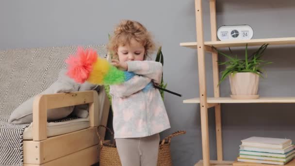 Niedliche Entzückende Kaukasische Kleinkind Mit Staubwedel Den Händen Kind Kleine — Stockvideo