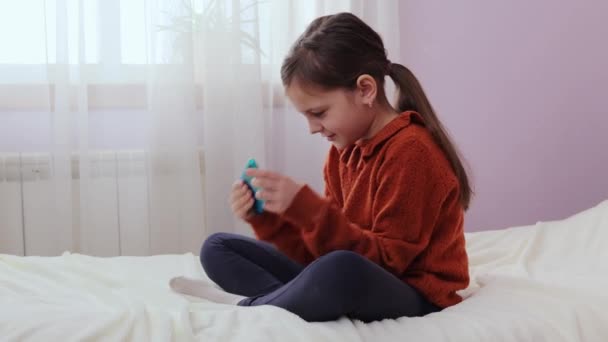 Niño Con Celular Uso Medios Digitales Entretenimiento Smartphone Chico Jugando — Vídeos de Stock
