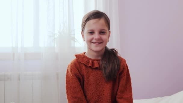Küçük Sevimli Beyaz Kız Yatak Odasında Sallıyor Sallıyor Arkadaşını Selamlıyor — Stok video