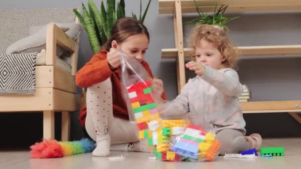 Şirin Küçük Kız Ablası Birlikte Oynadıktan Sonra Çok Renkli Parçaları — Stok video