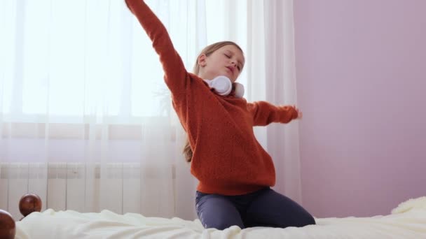 Petite Fille Endormie Avec Écouteurs Dessus Cou Bâillant Étirant Ses — Video