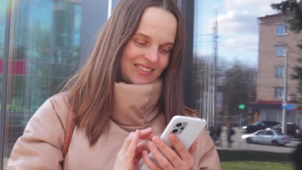 Junge Schöne Frau Mit Handy Der Stadt Während Des Gehens — Stockvideo
