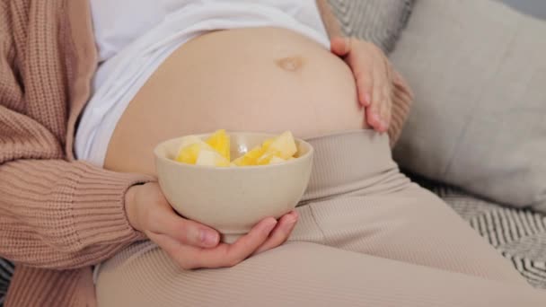 Liefdevolle Moeder Die Fruit Eet Gezond Voedsel Voor Zwangerschap Voedzame — Stockvideo
