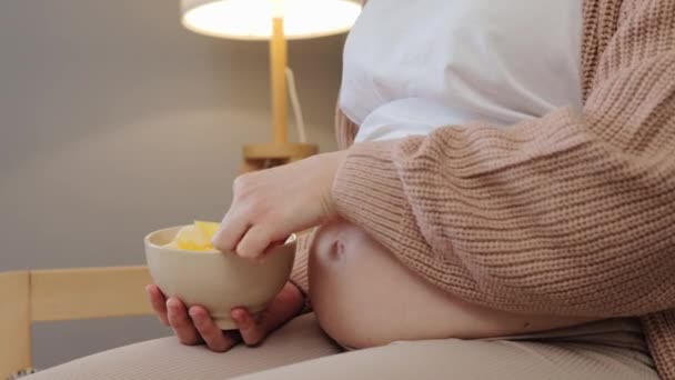 Tentempié Frutas Para Mamá Desayuno Fructífero Para Embarazo Dieta Nutritiva — Vídeos de Stock