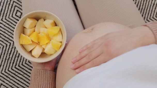 Komfort Kanapy Pożywnymi Owocami Ciąża Świeże Spożycie Owoców Spodziewany Wybór — Wideo stockowe