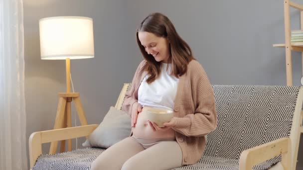 Těhotenství Příjem Čerstvého Ovoce Výživná Matčina Volba Ovoce Komfort Gauče — Stock video