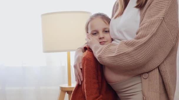 Criança Irreconhecível Mulher Anônima Abraçando Sua Filha Que Tocando Barriga — Vídeo de Stock