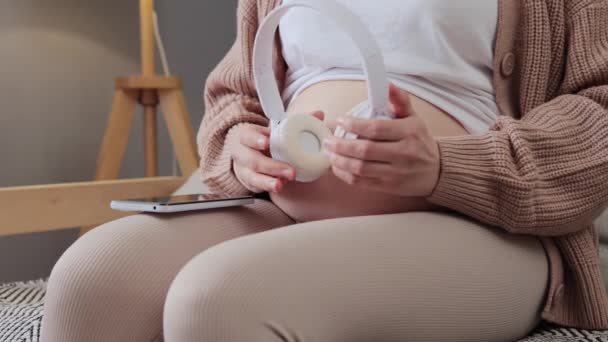 Mujer Embarazada Desconocida Sosteniendo Auriculares Gran Vientre Desnudo Futuro Niño — Vídeos de Stock