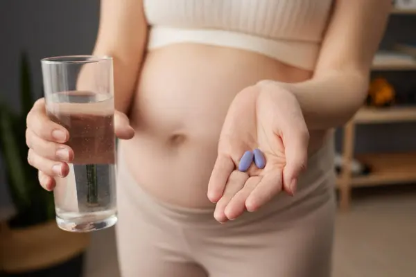 Wanita Hamil Dengan Pil Telapak Tangannya Dan Segelas Air Tawar — Stok Foto