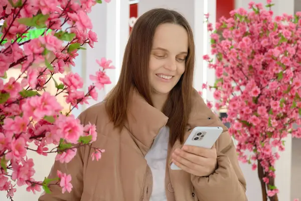 Tersenyum Senang Wanita Cantik Pusat Perbelanjaan Dekat Bunga Merah Muda — Stok Foto