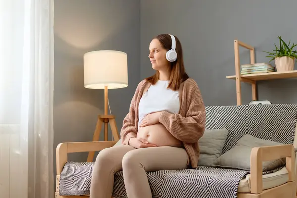 Calm Winsome Pregnant Woman Bare Belly Using Headphones Play Music — Stock Photo, Image