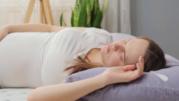 Nyugodt Nyugodt Nyugodt Gyönyörű Terhes Alszik Ágyban Otthon Várandós Anya — Stock videók