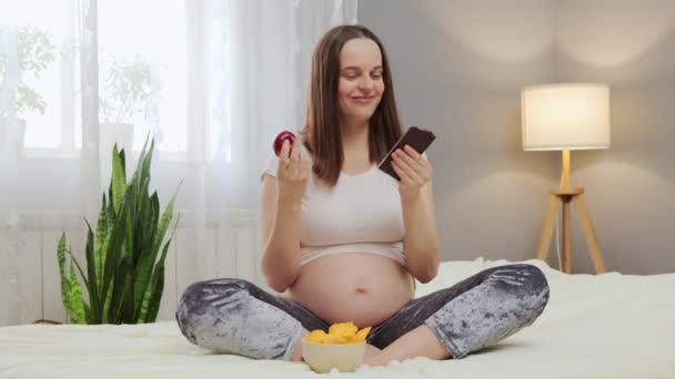 Finom Terhesség Terhes Csupasz Hasa Hálószobában Eldöntve Hogy Mit Enni — Stock videók