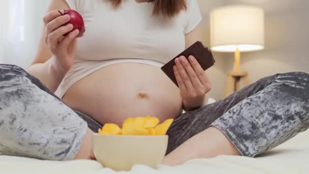 Hamilelik Yeme Ikilemi Çıplak Göbekli Tanınmayan Hamile Bir Kadın Elinde — Stok video