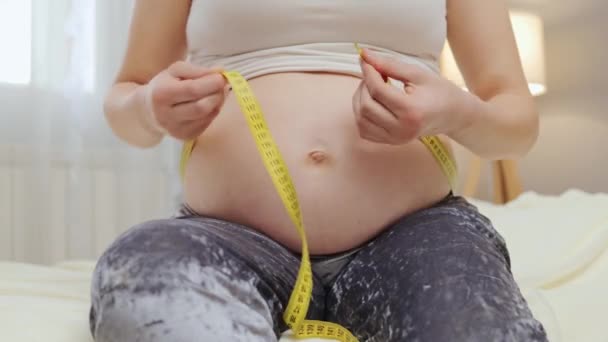 Hamile Kadın Yatağında Oturmuş Hamileliğin Son Ayında Karnını Ölçüyordu Doğumdan — Stok video