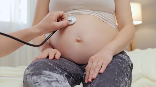 Tanımlanamayan Doktor Elleri Steteskop Tutuyor Geleceğin Bebek Kalbini Dinliyor Hamile — Stok video