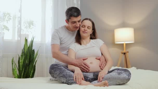 Gyönyörű Fiatal Család Élvezi Boldog Terhesség Ideje Szerető Férj Simogató — Stock videók