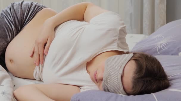 Mujer Embarazada Pijama Máscara Dormir Acostada Cama Sintiendo Malestar Vientre — Vídeos de Stock