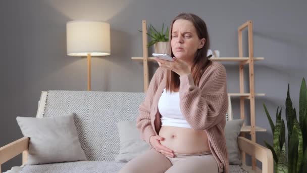 Koyu Renk Saçlı Hamile Kadın Kasılmalar Yaşıyor Kocanı Doktorunu Arıyor — Stok video