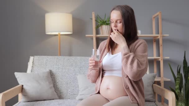 Terhesség Előtti Vitaminok Kiegészítők Terhes Gyógyszert Szed Kapszula Egy Pohár — Stock videók