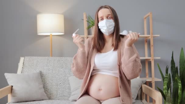 Niedobrze Chora Kobieta Masce Medycznej Siedząca Kanapie Salonie Aerozolem Leczenia — Wideo stockowe