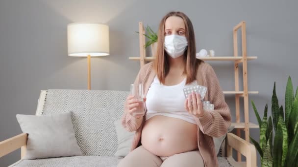Zieke Zwangere Vrouw Met Medisch Masker Zittend Bank Woonkamer Met — Stockvideo