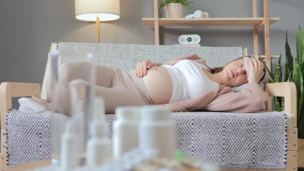 Malestar Enfermo Caucásico Mujer Embarazada Acostada Sofá Sala Estar Que — Vídeo de stock