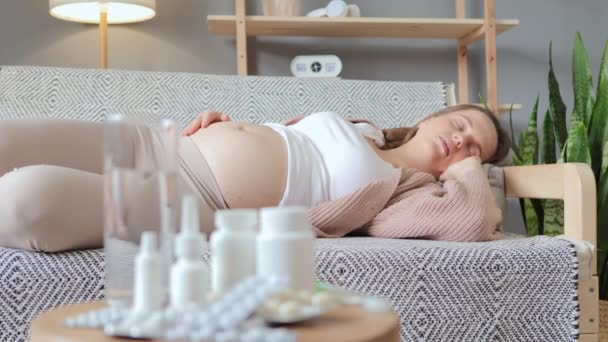 Zrelaksowana Chora Niezdrowa Kobieta Ciąży Leżąca Kanapie Zamkniętymi Oczami Śpiąca — Wideo stockowe