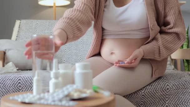 Moederlijke Zorg Voor Ziekten Onherkenbare Anonieme Zieke Ongezonde Zwangere Vrouw — Stockvideo