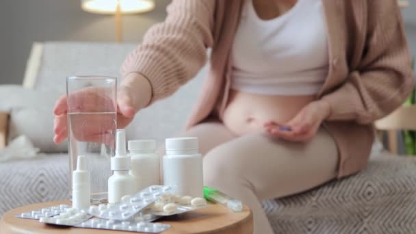 Onherkenbare Anonieme Zwangere Vrouw Die Drugs Een Glas Water Neemt — Stockvideo