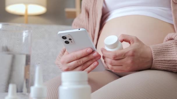 Anonimowa Chora Kobieta Ciąży Korzystająca Smartfona Celu Uzyskania Porady Lekarskiej — Wideo stockowe