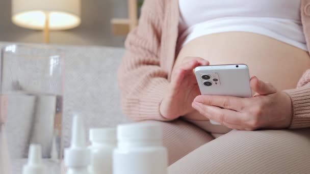 Okänd Gravid Kvinna Med Bara Magen Håller Smartphone För Att — Stockvideo